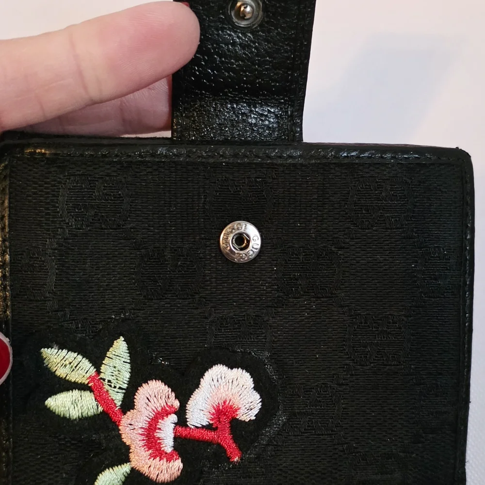 Gucci Black Compact Monogram Rehabbed Wallet With Floral Embroidered Patches - Picture 9 of 15